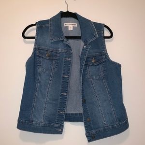 Denim sleeveless jacket